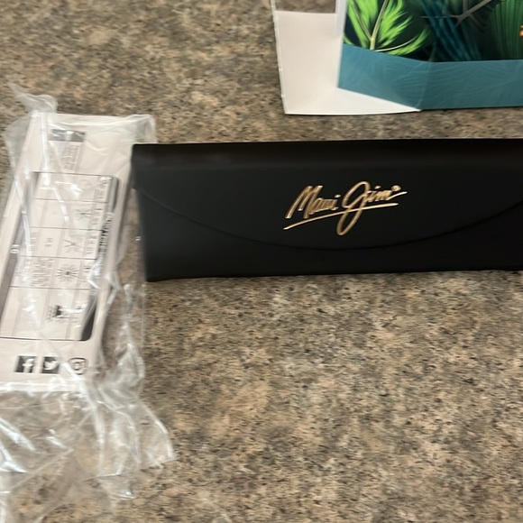 Maui Jim sunglasses - Picture 2 of 5